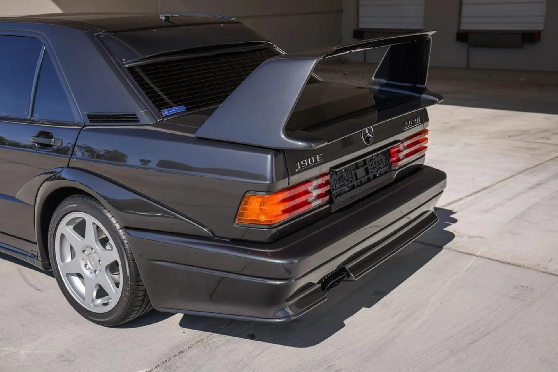 نمای عقب خودروی افسانهای مرسدس بنز (Mercedes-Benz) مدل 190E 2.5 Evo II