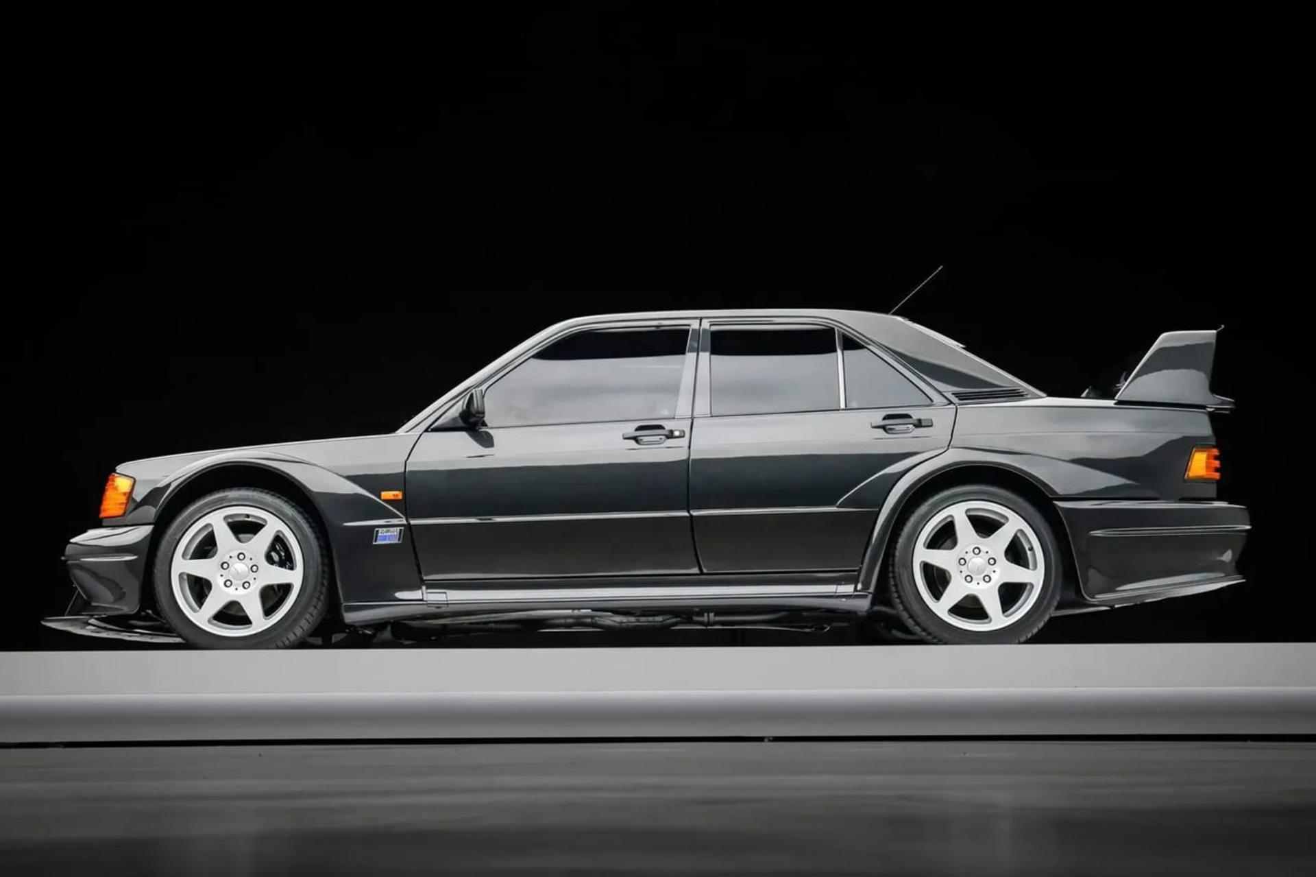 خودروی کلاسیک مرسدس بنز (Mercedes-Benz) مدل 190E 2.5 Evo II با رنگ تیره