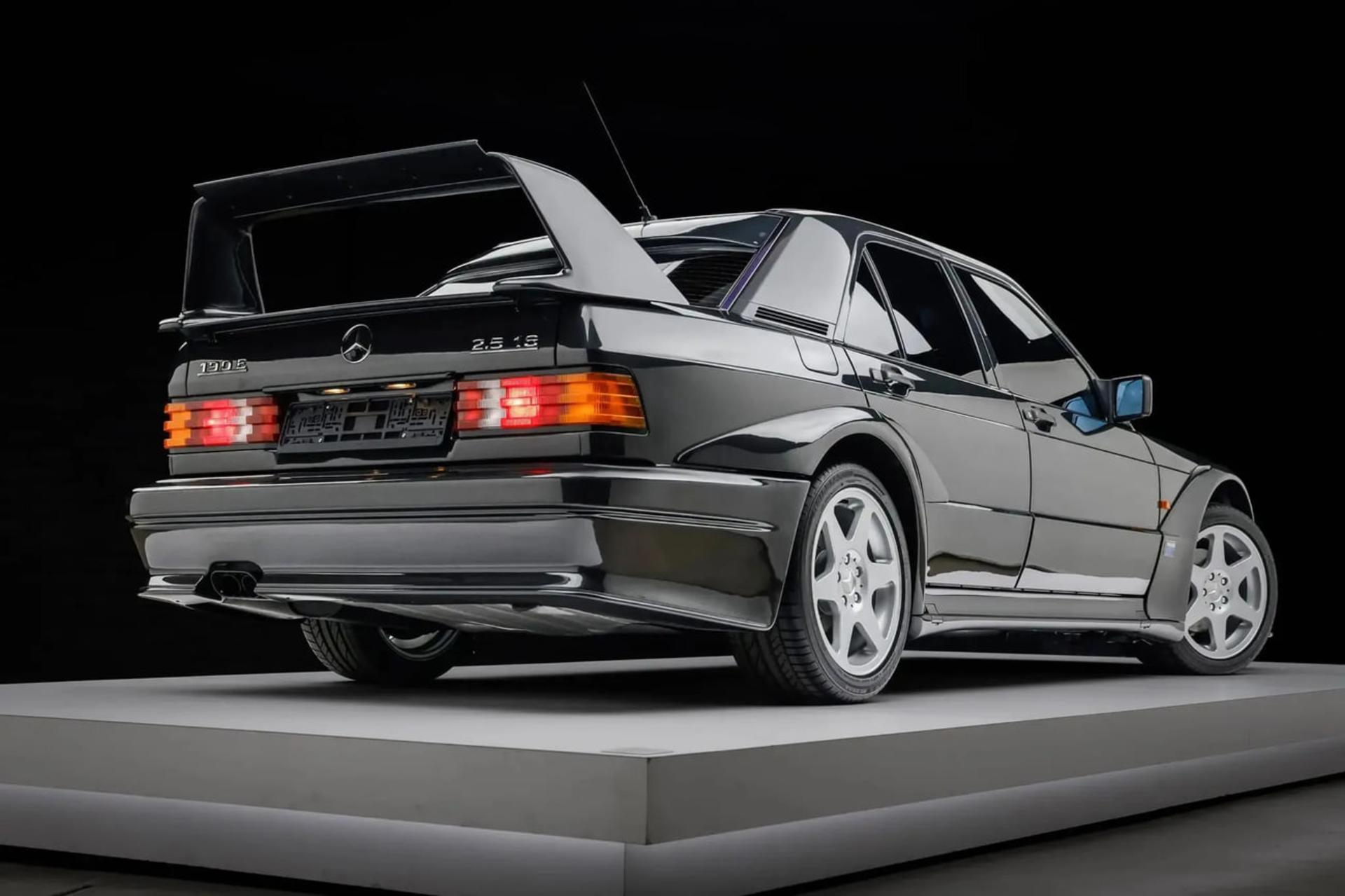 خودروی کلاسیک مرسدس بنز (Mercedes-Benz) مدل 190E 2.5 Evo II با بال عقب بزرگ