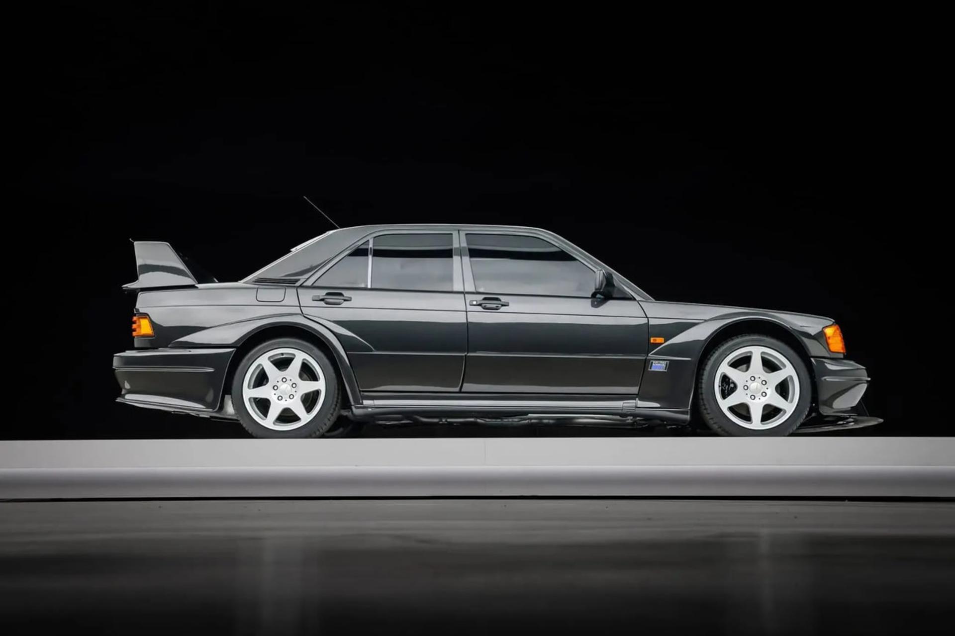 خودروی کلاسیک مرسدس بنز (Mercedes-Benz) مدل 190E 2.5 Evo II با بدنه خاکستری