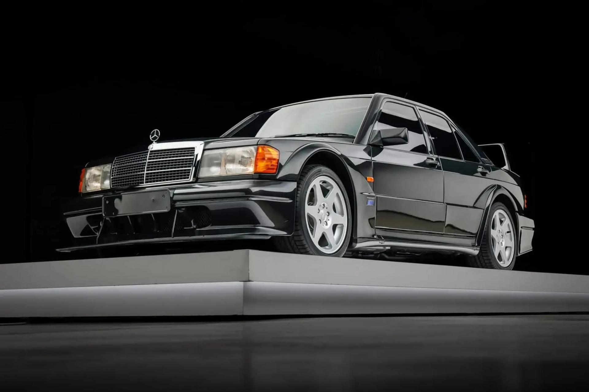 خودروی کلاسیک مرسدس بنز 190E 2.5 Evo II (Mercedes-Benz 190E) با بدنه مشکی