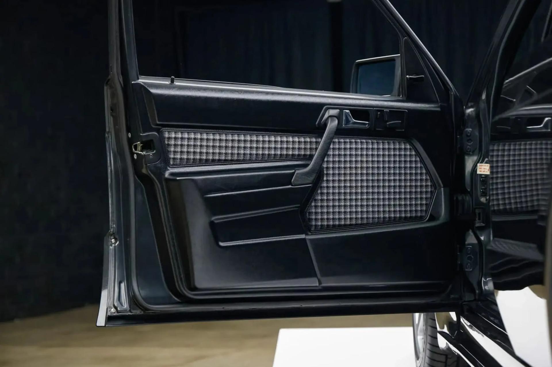 پنل داخلی در خودروی مرسدس بنز (Mercedes-Benz) 190E 2.5 Evo II