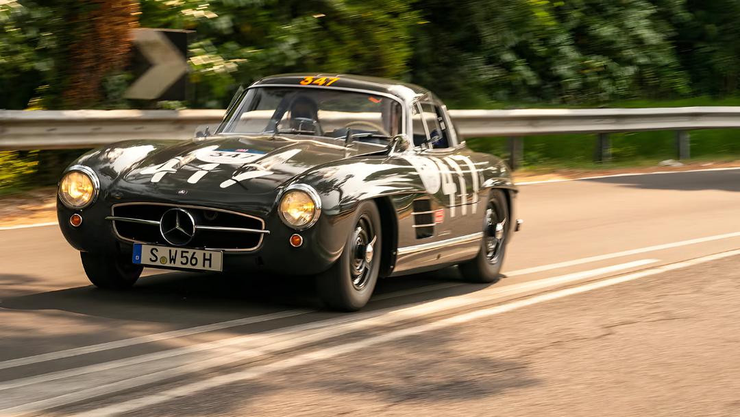 خودروی کلاسیک مرسدس بنز 300 SL (Mercedes-Benz 300 SL) در حال حرکت در جاده