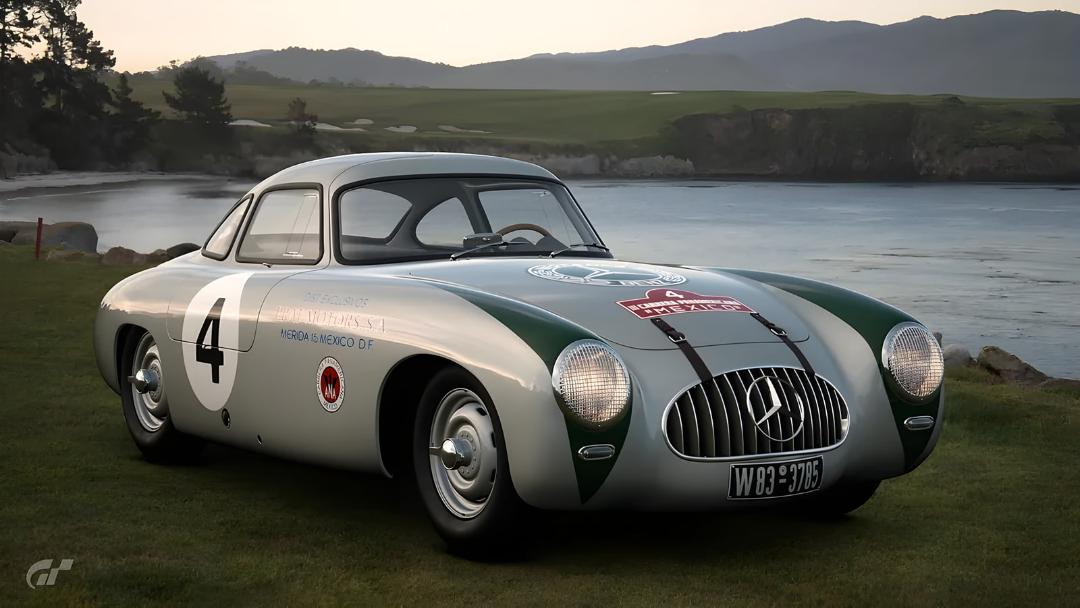 خودروی کلاسیک مرسدس بنز 300 SL (Mercedes-Benz 300 SL) با رنگ سفید و سبز در کنار دریا