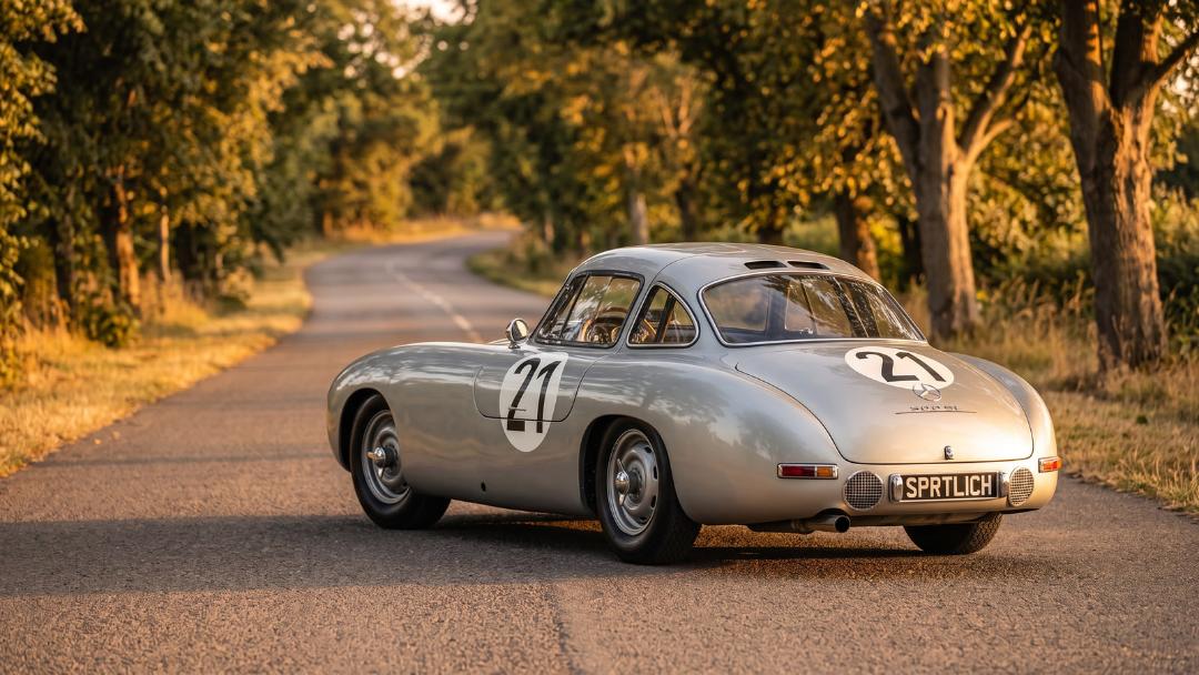 خودروی کلاسیک مرسدس بنز 300 SL (Mercedes-Benz 300 SL) با شماره ۲۱ در جاده