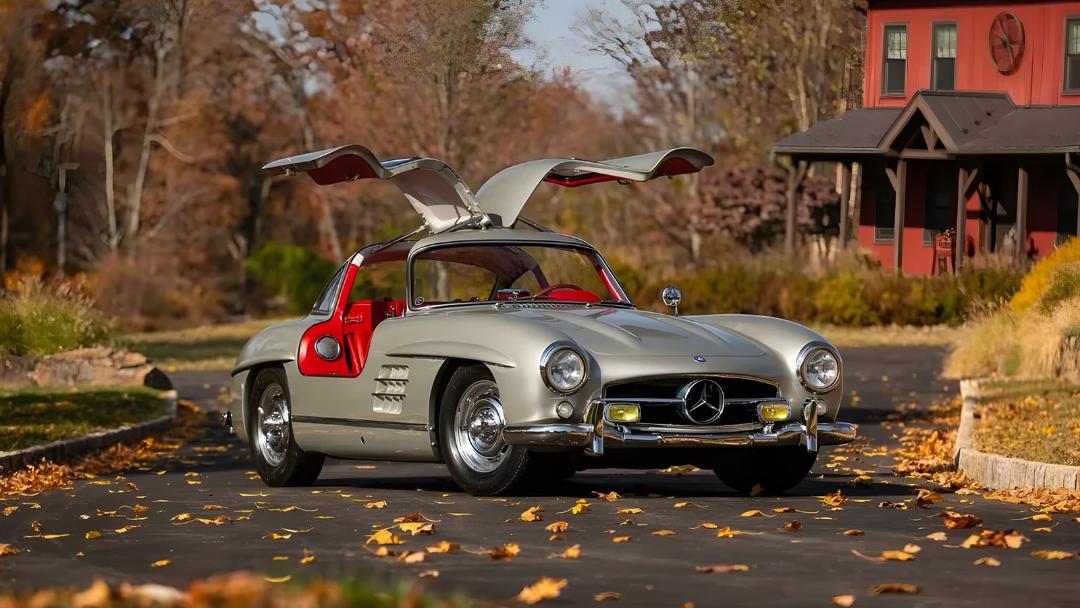 خودروی کلاسیک مرسدس بنز 300 SL (Mercedes-Benz 300 SL) با درب‌های گلهایی باز در مسیر پاییزی