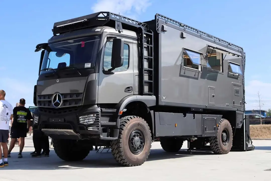 کمپر مرسدس بنز (Mercedes-Benz) آروکس با بدنه خاکستری و تایر‌های آف‌رود