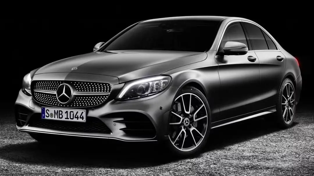 مرسدس‌بنز کلاس C (Mercedes-Benz C-Class) مدل ۲۰۱۹ با رنگ مات در استودیو