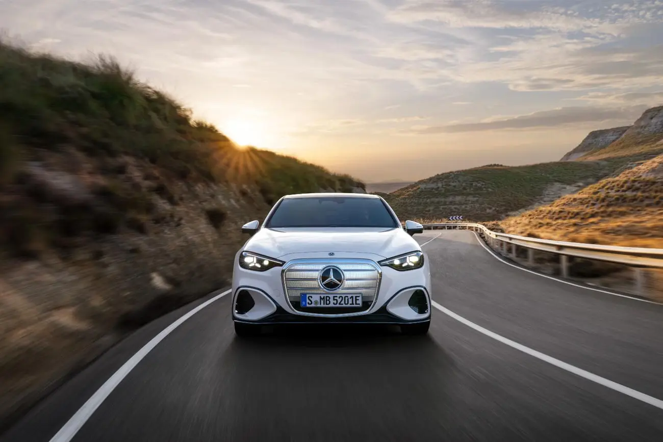 خودروی مرسدس بنز (Mercedes-Benz) C کلاس برقی در حال حرکت در جاده کوهستانی
