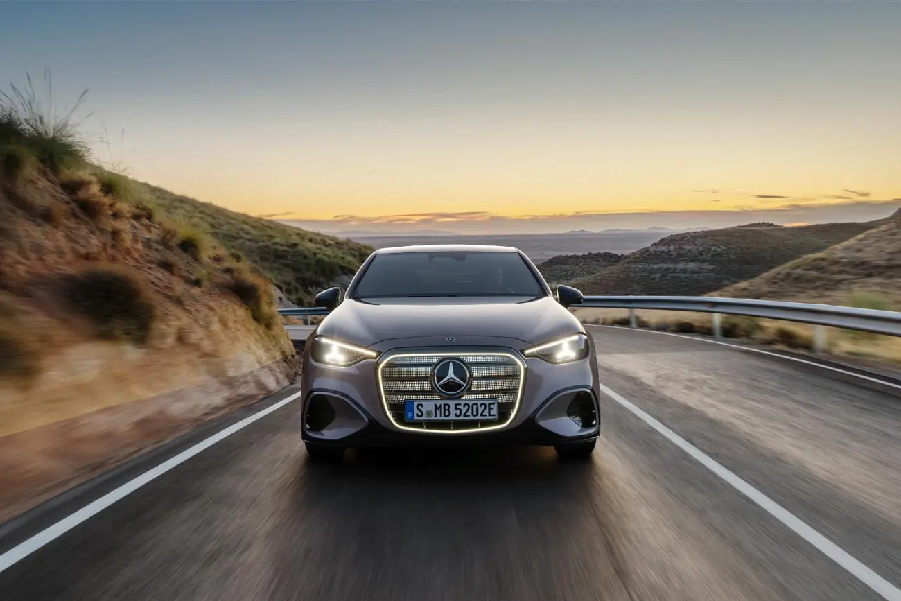 خودروی مرسدس بنز (Mercedes-Benz) C کلاس برقی در حال حرکت در جاده