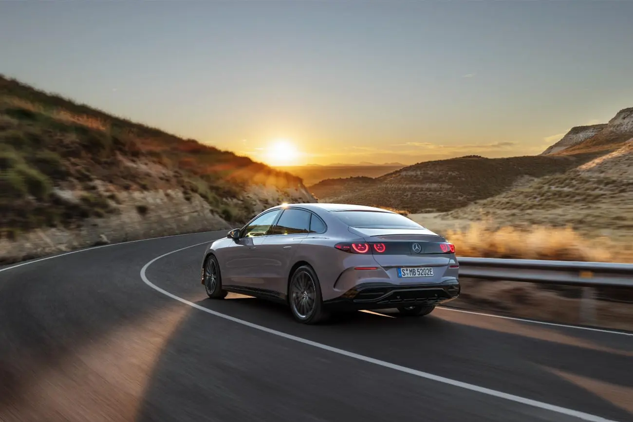 خودروی مرسدس بنز C کلاس (Mercedes-Benz C-Class) در حال حرکت در جاده کوهستانی هنگام غروب