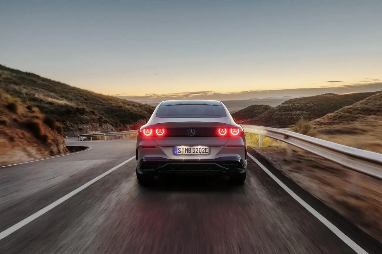 مرسدس بنز C کلاس (Mercedes-Benz C-Class) برقی در حال حرکت در جاده کوهستانی