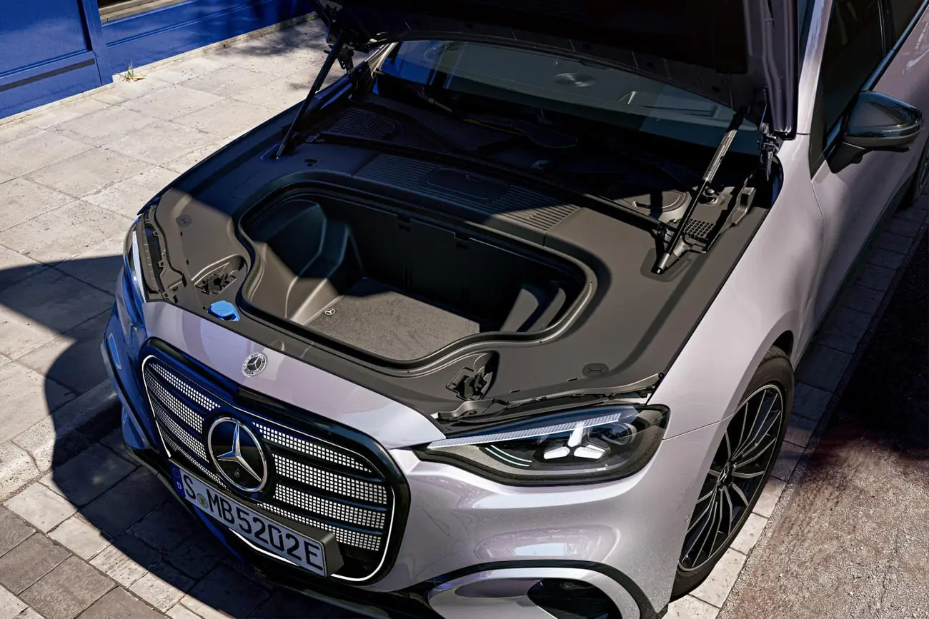 موتور و فضای زیر کاپوت خودروی مرسدس بنز (Mercedes-Benz) C کلاس برقی