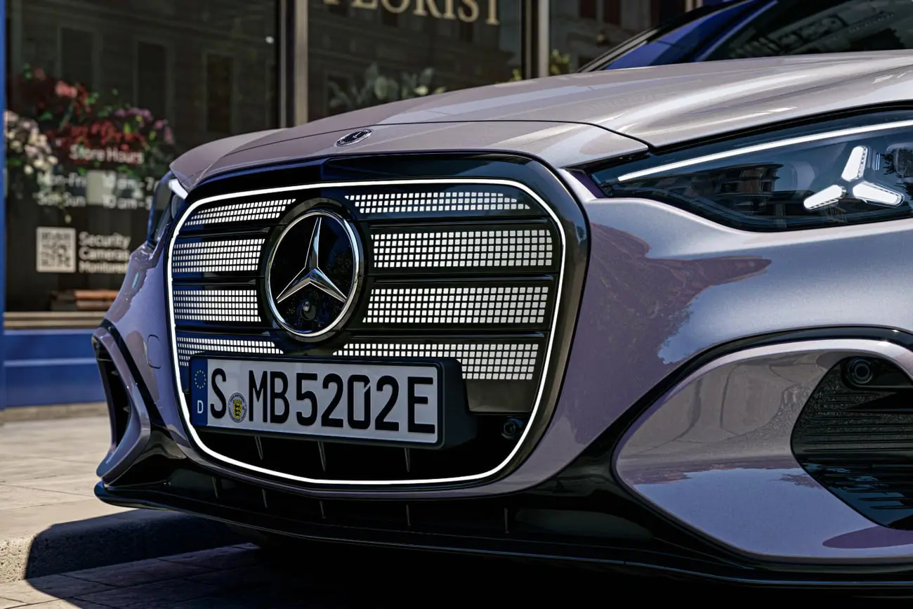 نمای نزدیک از جلوپنجره و لوگوی مرسدس بنز (Mercedes-Benz) C کلاس برقی