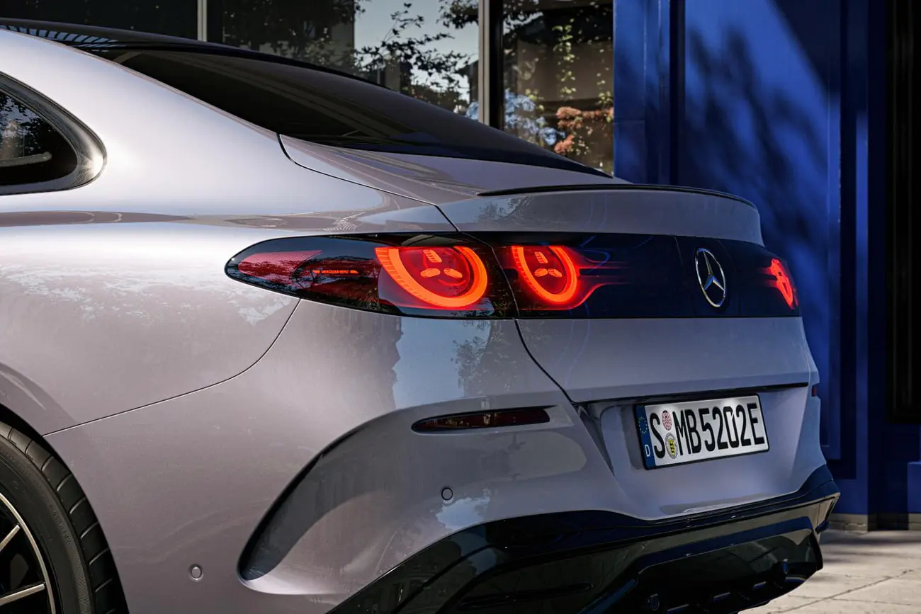چراغ‌های عقب و لوگوی مرسدس بنز (Mercedes-Benz) روی بدنه خودروی برقی