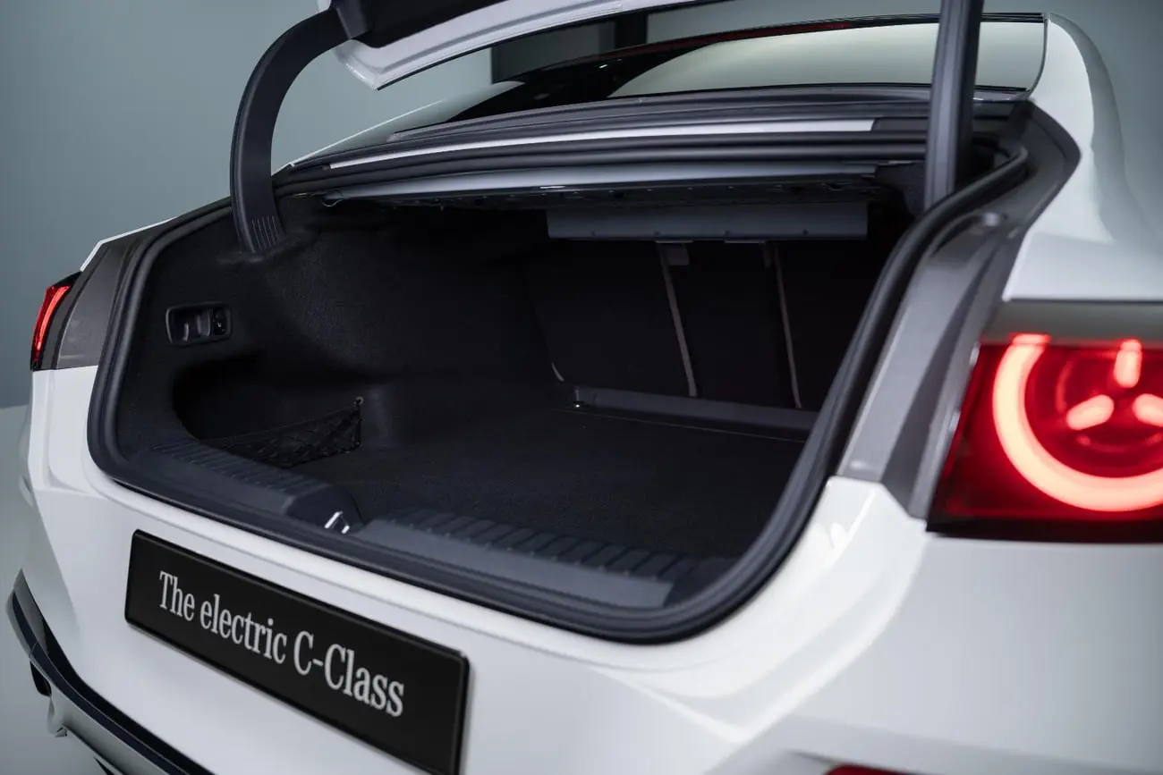 صندوق عقب باز شده‌ی خودروی مرسدس بنز (Mercedes-Benz) C کلاس برقی