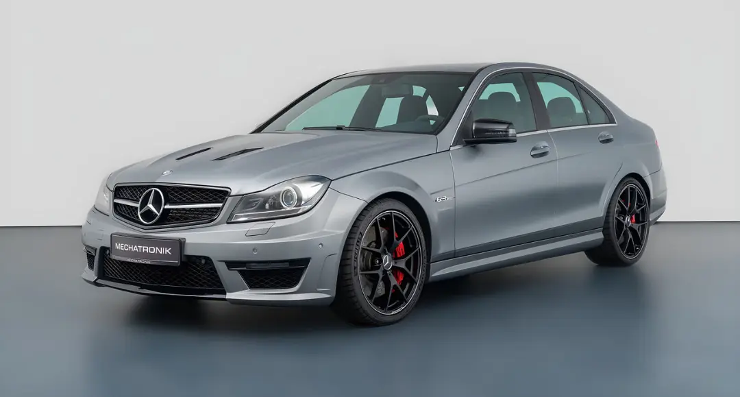 خودروی مرسدس بنز (Mercedes-Benz) کلاس سی ۶۳ AMG با رنگ نقره‌ای در استودیو