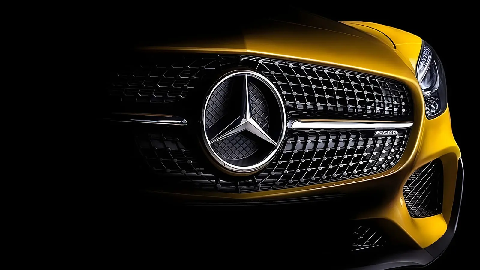 نمای نزدیک از جلوپنجره و نشان مرسدس بنز (Mercedes-Benz) با رنگ زرد