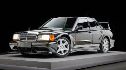مرسدس بنز (Mercedes-Benz) کلاسیک مشکی رنگ با رینگ‌های نقره‌ای در استودیو
