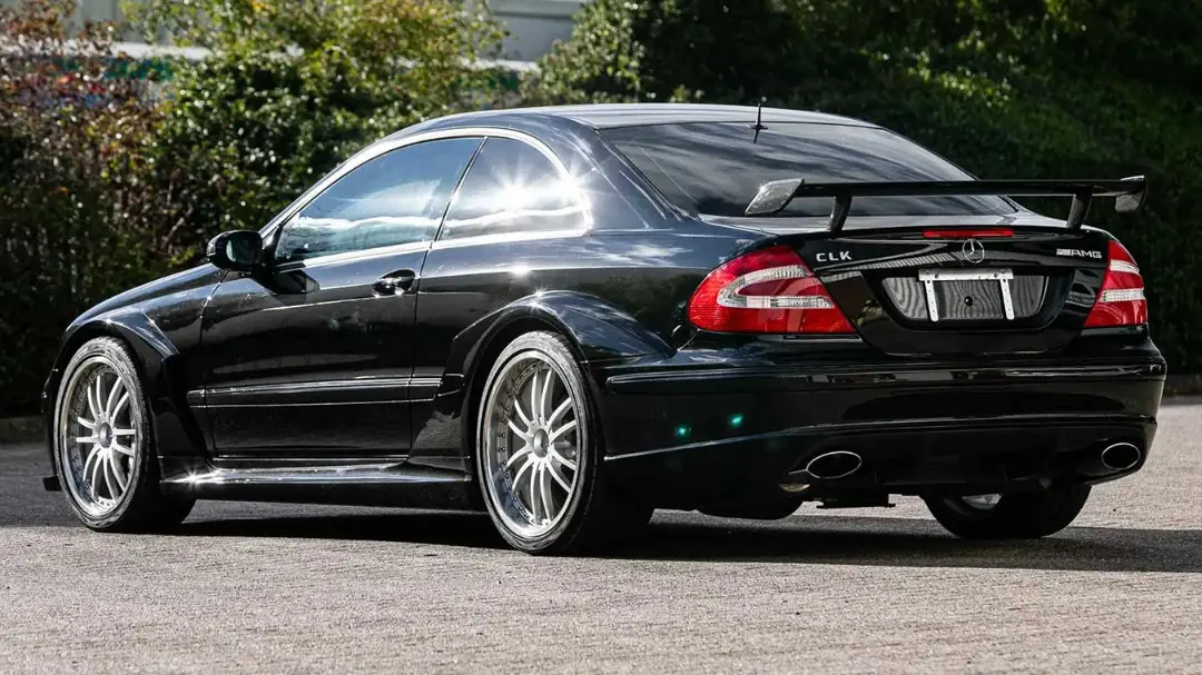 خودروی مرسدس بنز CLK DTM (Mercedes-Benz CLK DTM) با بدنه مشکی و بال عقب بزرگ