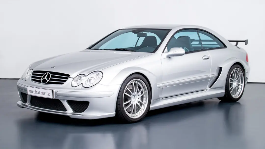 خودرو اسپرت مرسدس بنز (Mercedes-Benz) CLK DTM AMG نقره‌ای رنگ در استودیو