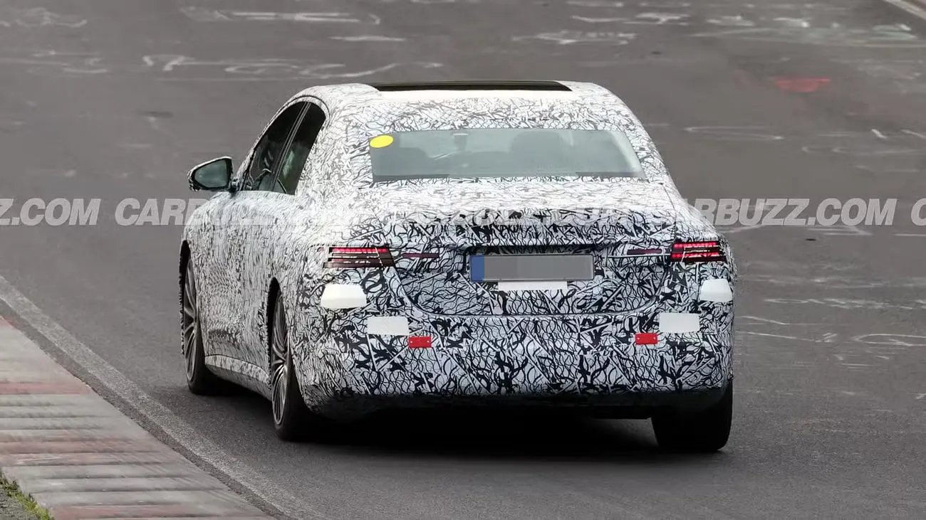 خودروی آزمایشی مرسدس بنز (Mercedes-Benz) با پوشش استتار در پیست