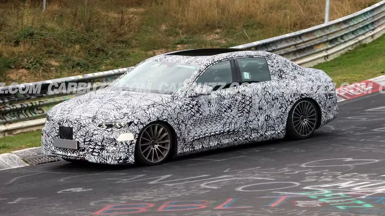 خودروی آزمایشی مرسدس بنز (Mercedes-Benz) E-Class با پوشش استتار در پیست