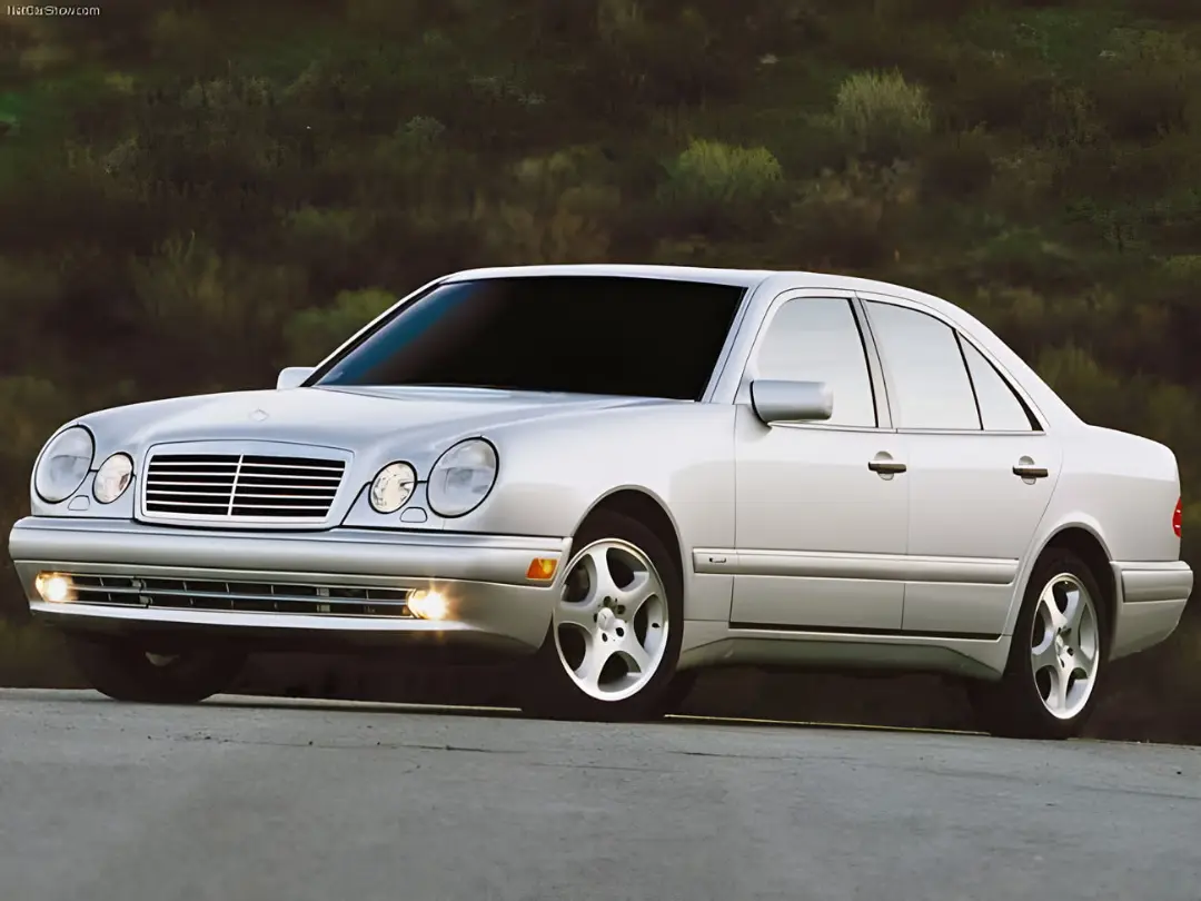 خودروی سفید مرسدس‌بنز کلاس E (Mercedes-Benz E-Class) نسل W210 در فضای باز