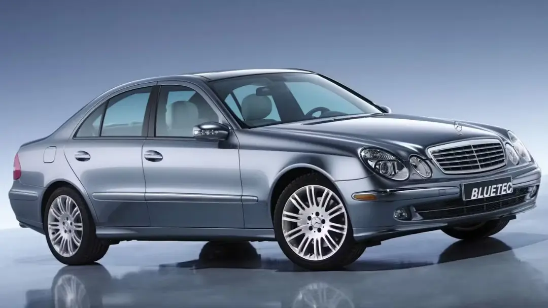 خودروی مرسدس‌بنز E350 (Mercedes-Benz E350) نسل W211 با رنگ آبی متالیک