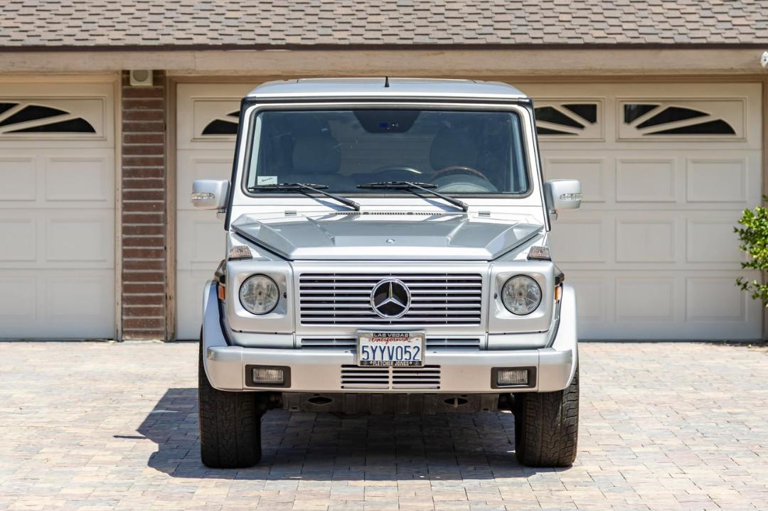 خودروی جی‌کلاس (G-Class) مدل ۲۰۰۶ با رنگ نقره‌ای در مقابل پارکینگ