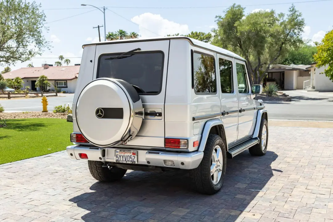 خودروی مرسدس بنز جی کلاس (Mercedes-Benz G-Class) مدل ۲۰۰۶ با رنگ نقره‌ای