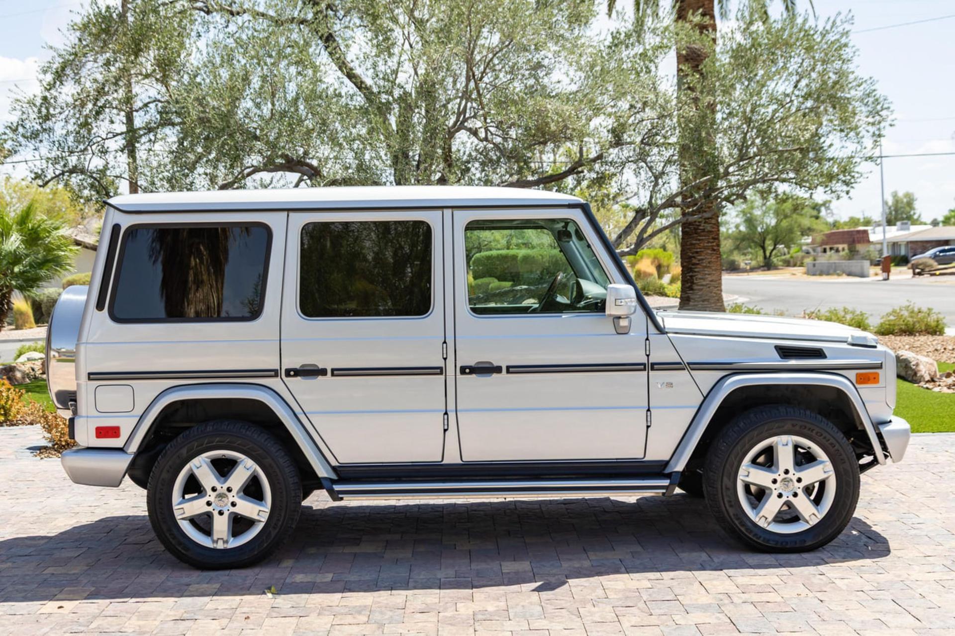 خودرو جی‌واگن (G-Class) مدل ۲۰۰۶ با رنگ نقره‌ای در فضای باز