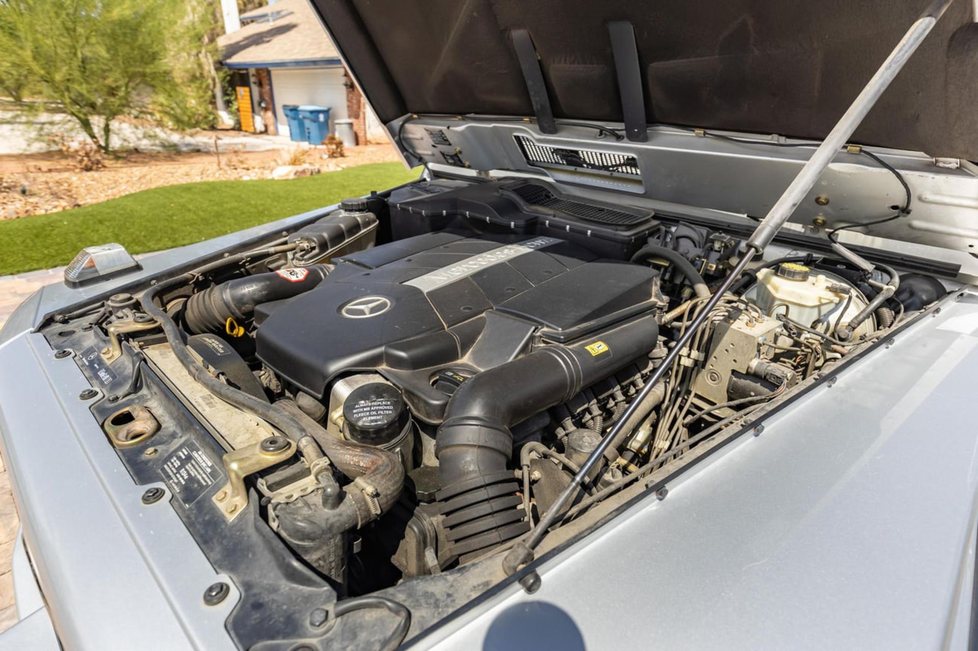 موتور خودروی مرسدس بنز (Mercedes-Benz) جی‌واگن مدل ۲۰۰۶ با کاپوت باز