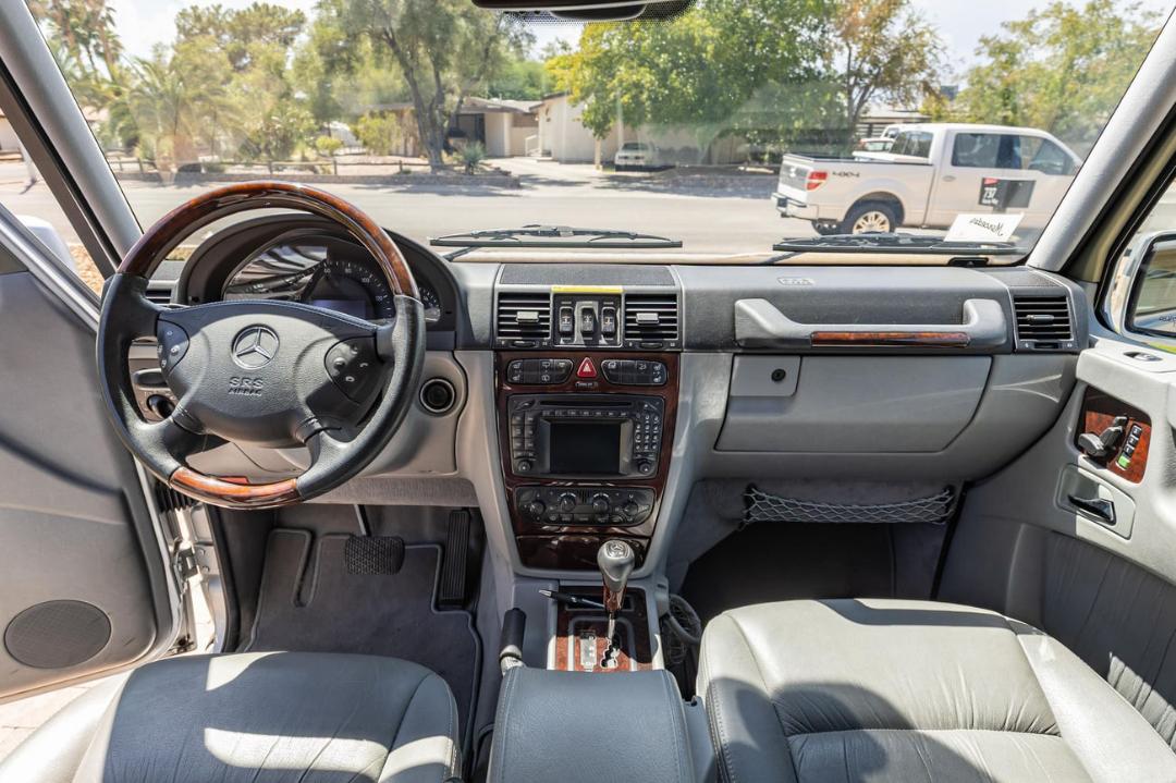 کابین و داشبورد خودروی مرسدس بنز (Mercedes-Benz) جی‌واگن مدل ۲۰۰۶ با صندلی‌های چرمی