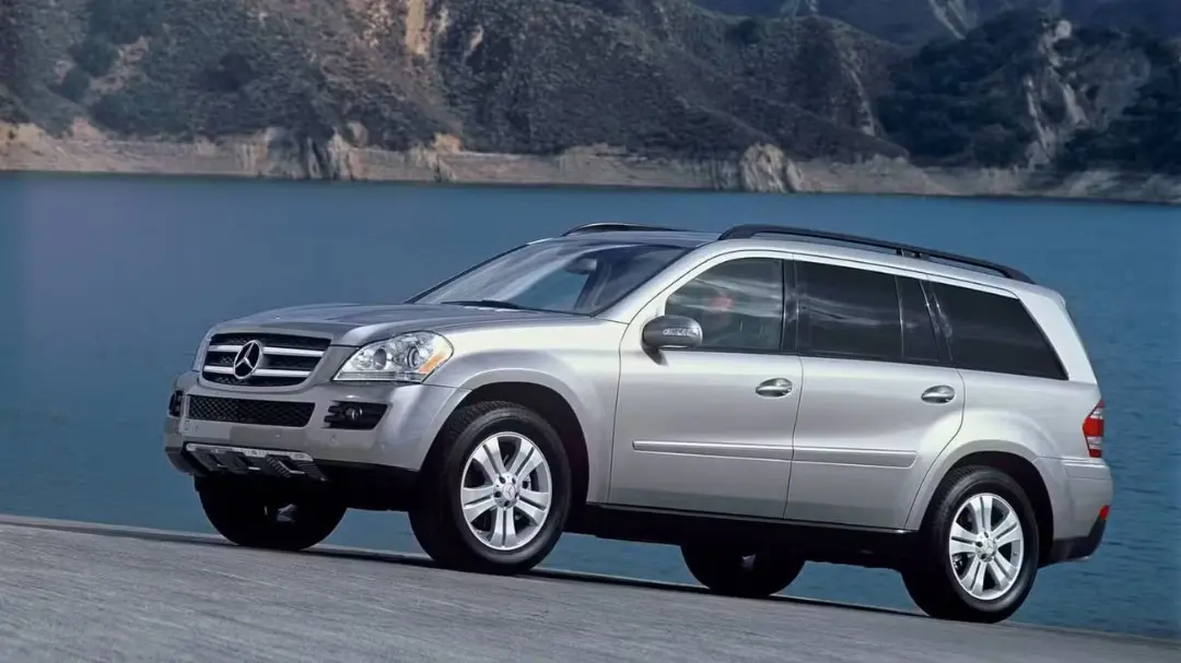خودروی نقره‌ای مرسدس‌بنز کلاس GL (Mercedes-Benz GL-Class) در کنار دریاچه