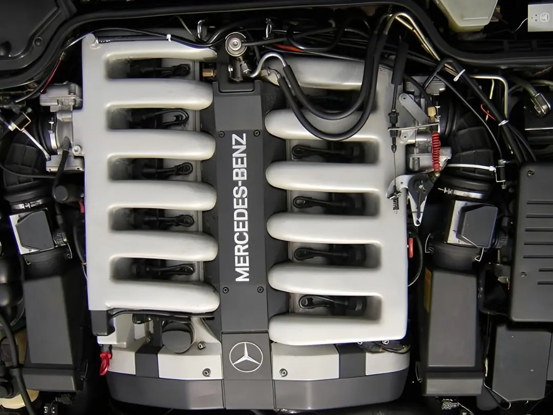 موتور V12 مرسدس بنز (Mercedes-Benz) مدل M120 در محفظه موتور خودرو