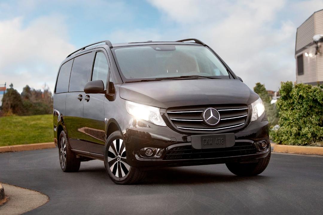 مرسدس بنز (Mercedes-Benz) ون مشکی رنگ در فضای باز