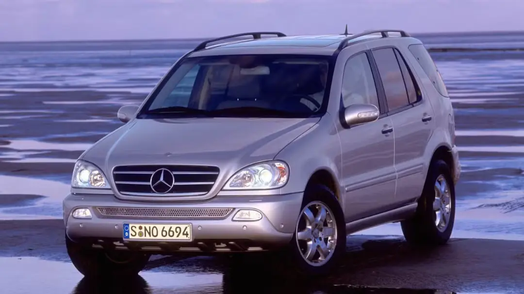 مرسدس‌بنز ML-Class (Mercedes-Benz M-Class) نسل W163 نقره‌ای در ساحل