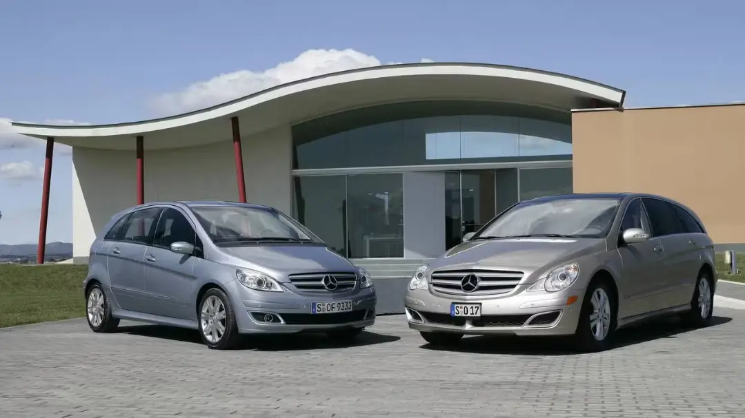 خودروهای مرسدس‌بنز کلاس R (Mercedes-Benz R-Class) و کلاس B در مقابل یک ساختمان مدرن