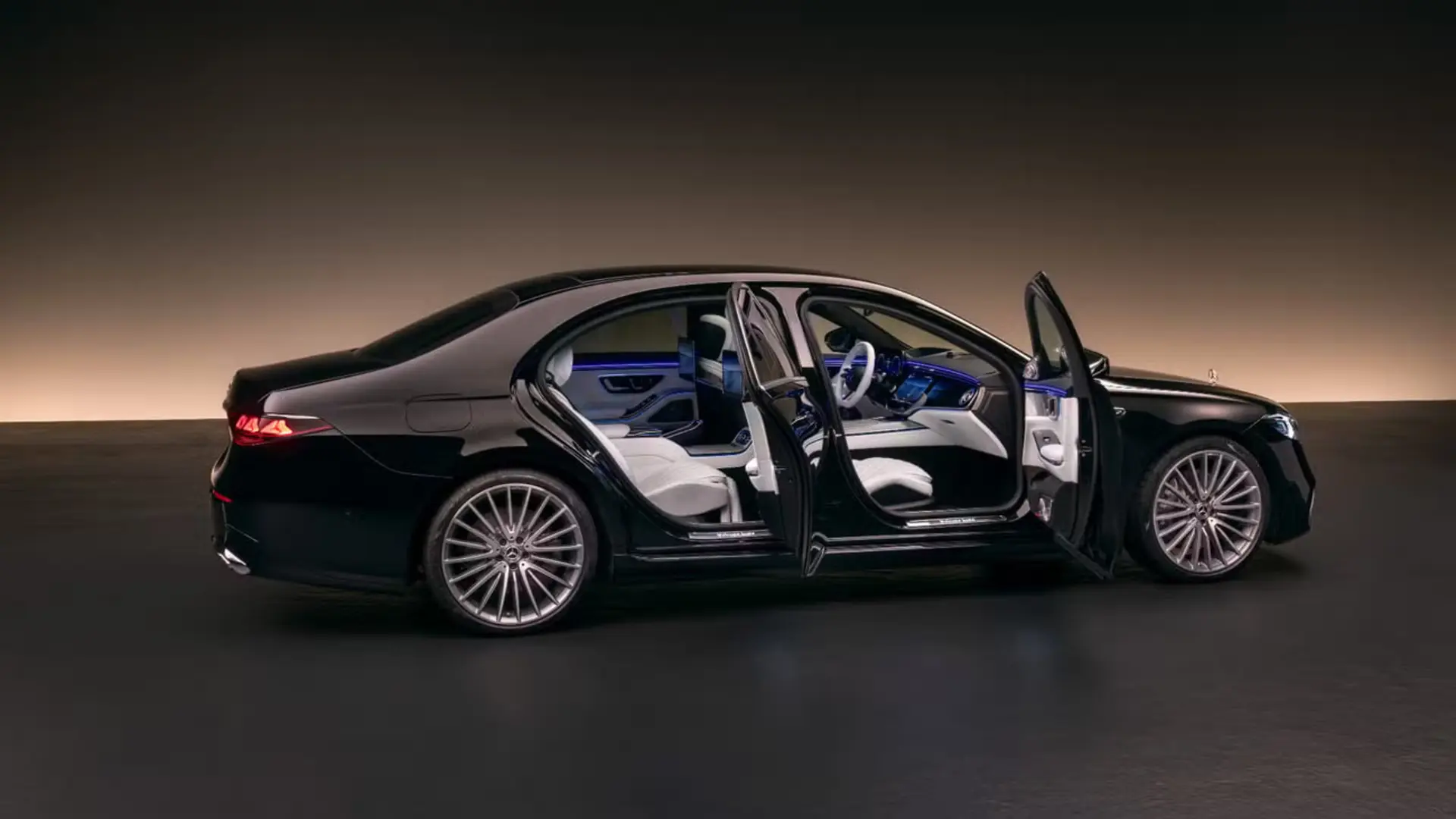 مرسدس بنز اس کلاس (Mercedes-Benz S-Class) مشکی با درب‌های باز