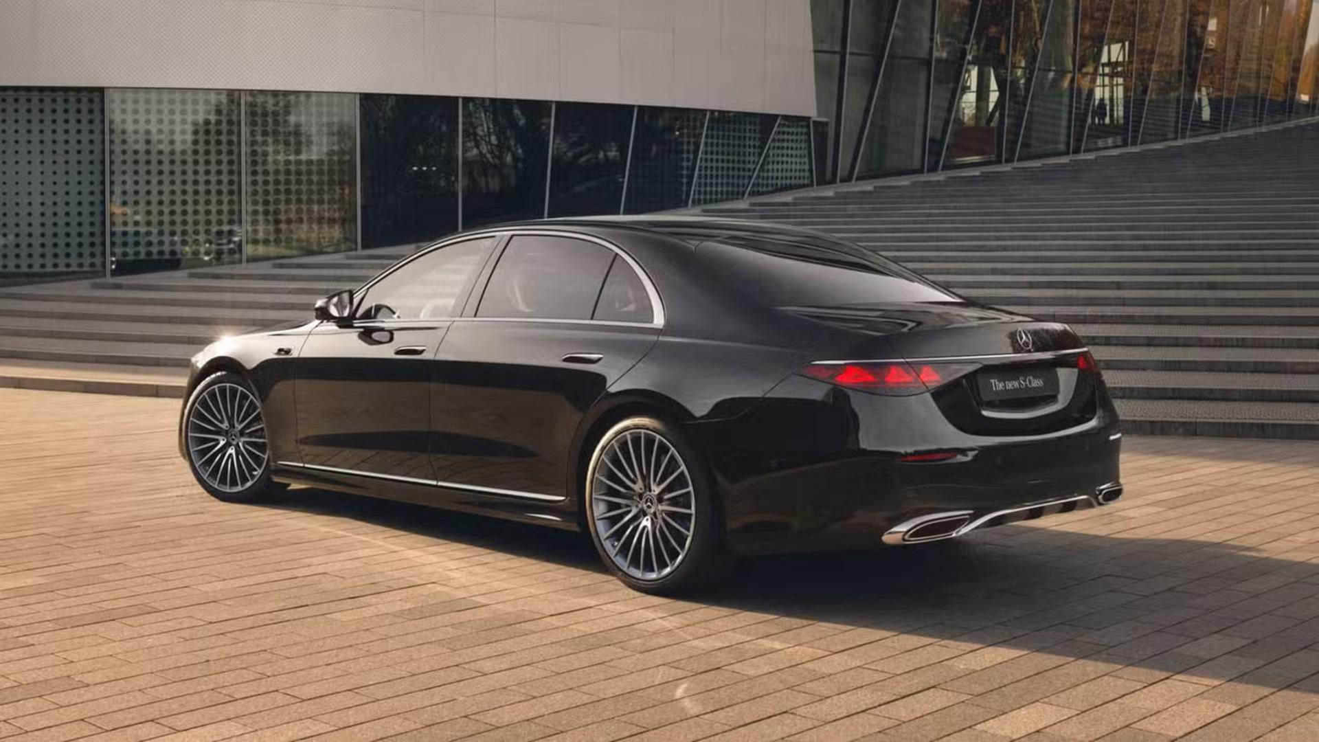 مرسدس بنز اس کلاس (Mercedes-Benz S-Class) مشکی در فضای باز