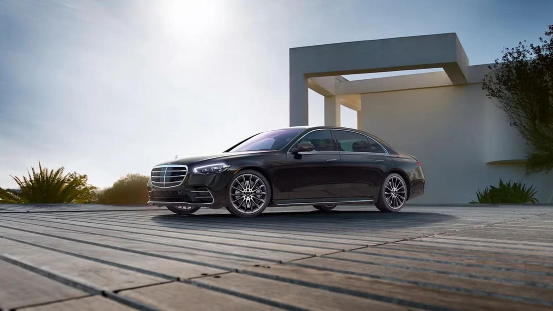 خودروی مرسدس بنز (Mercedes-Benz) اس کلاس با رنگ مشکی در فضای باز