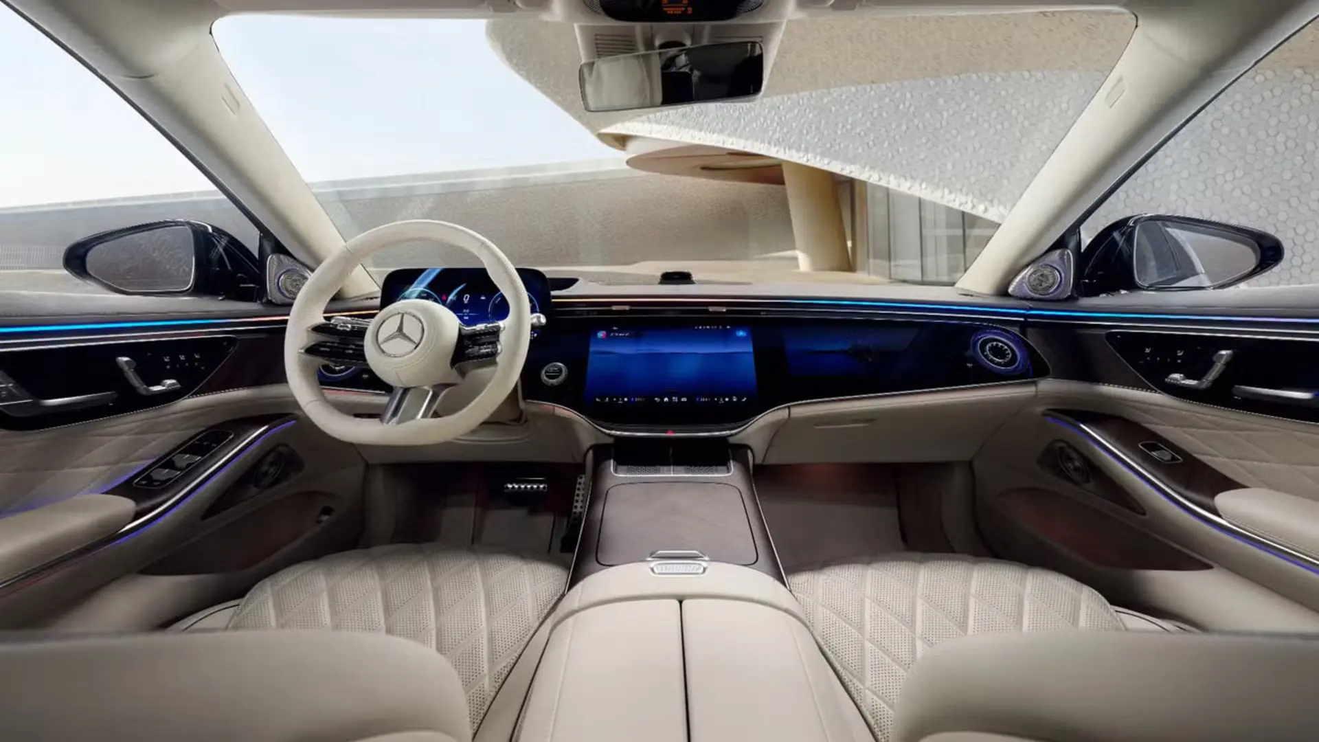 کابین لوکس و مدرن خودروی مرسدس بنز (Mercedes-Benz) S-Class با صندلی‌های چرمی روشن
