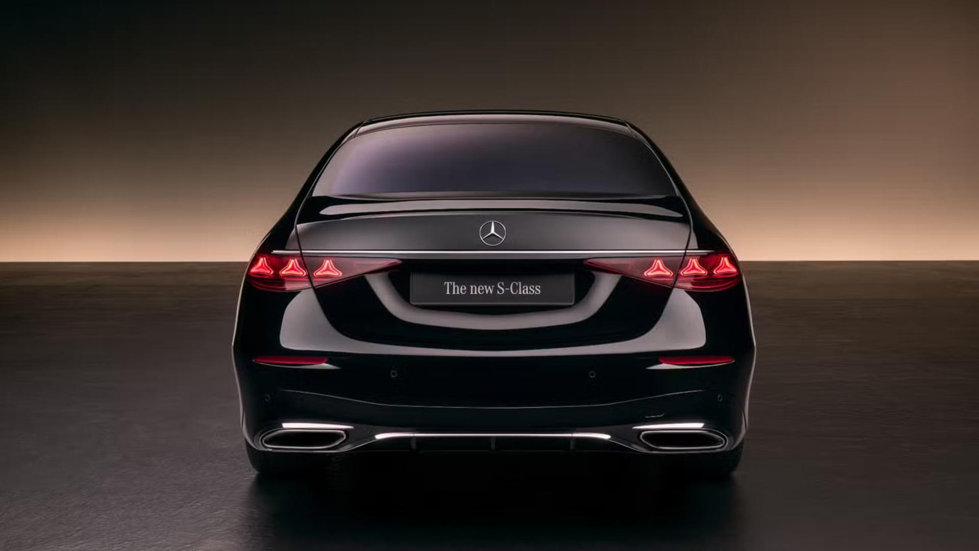 نمای عقب خودروی مرسدس بنز اس کلاس (Mercedes-Benz S-Class) با چراغ‌های عقب مثلثی