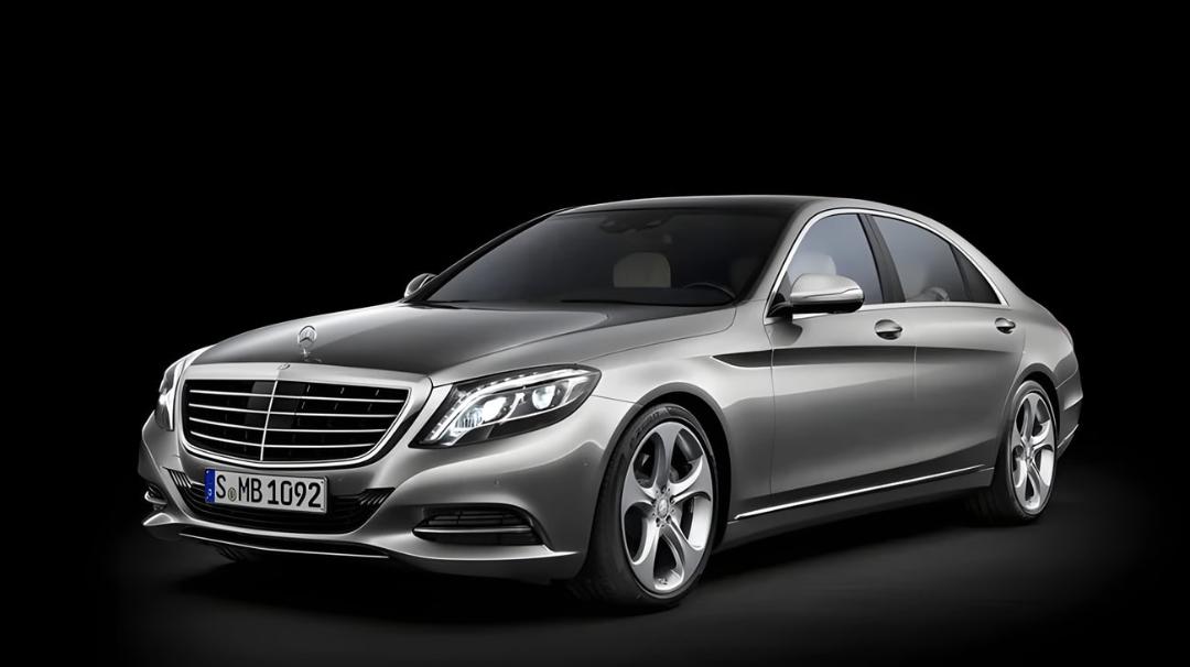 خودرو لوکس مرسدس بنز (Mercedes-Benz) کلاس اس با بدنه نقره‌ای در پس‌زمینه سیاه