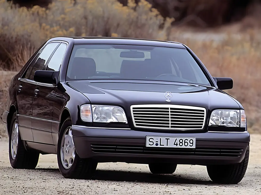خودرو مرسدس بنز کلاس S (Mercedes-Benz S-Class) با موتور V12 در فضای باز