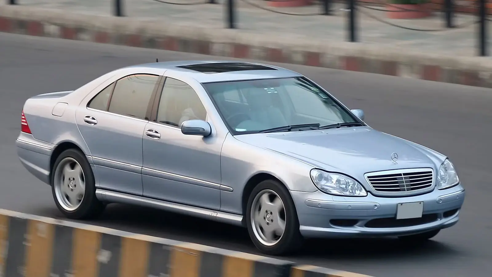 خودروی مرسدس بنز کلاس اس (Mercedes S-Class) مدل W220 نقره‌ای در حال حرکت