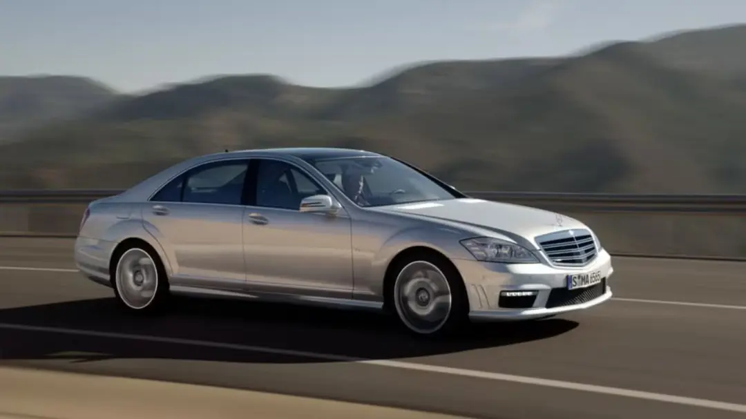 خودروی مرسدس‌بنز S550 (Mercedes-Benz S550) نسل W221 در حال حرکت در جاده