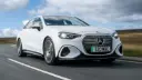 خودروی سفید مرسدس بنز (Mercedes-Benz) Cکلاس برقی در حال حرکت در جاده