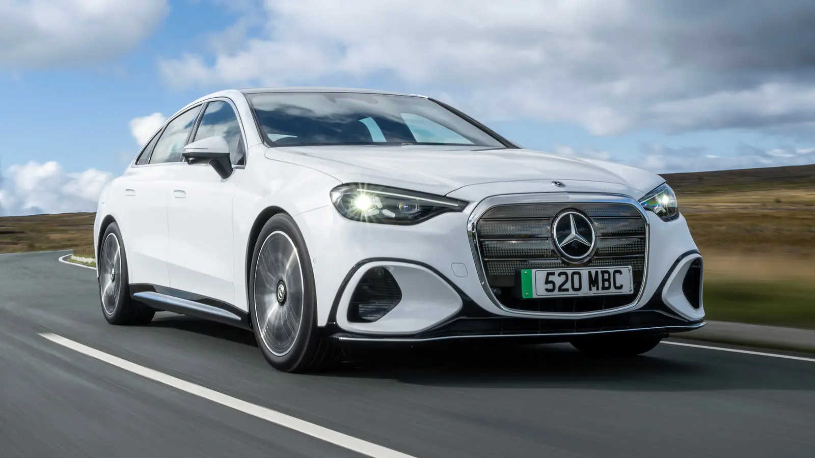 خودروی سفید مرسدس بنز (Mercedes-Benz) Cکلاس برقی در حال حرکت در جاده